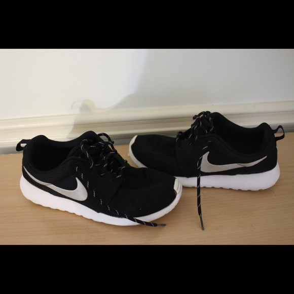 all black roshe sneakers